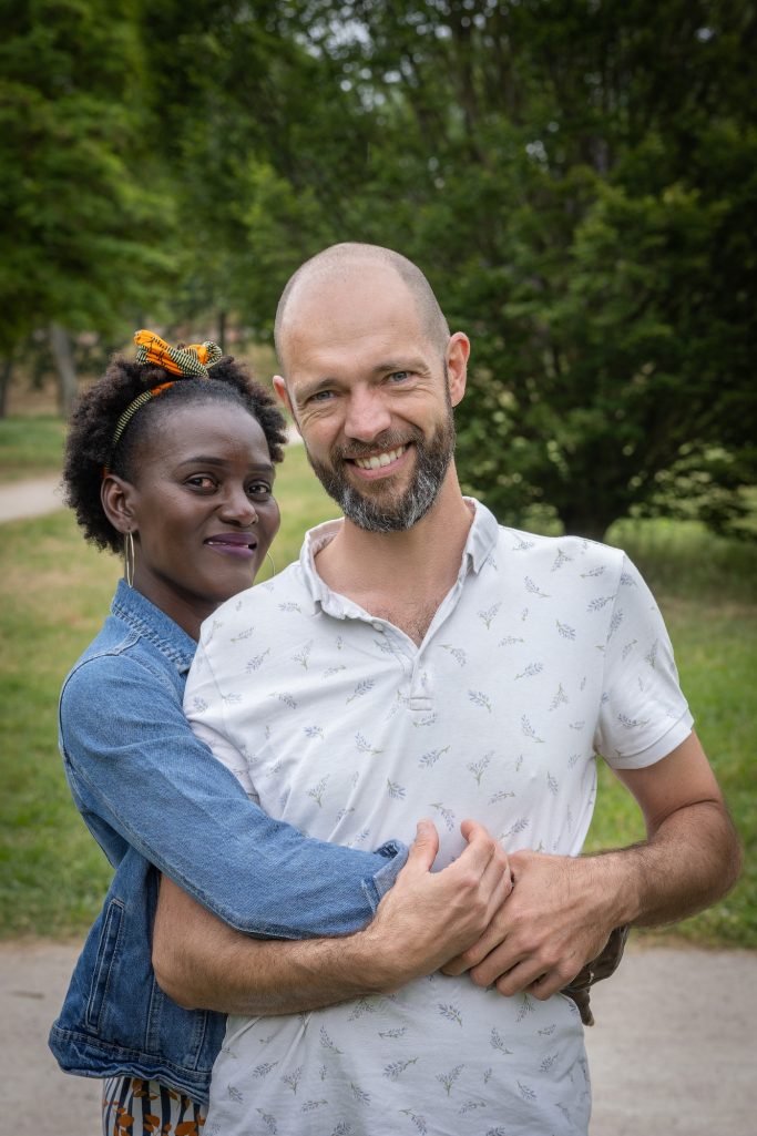 Portrait d'un couple mixte sur le quai avant le mariage