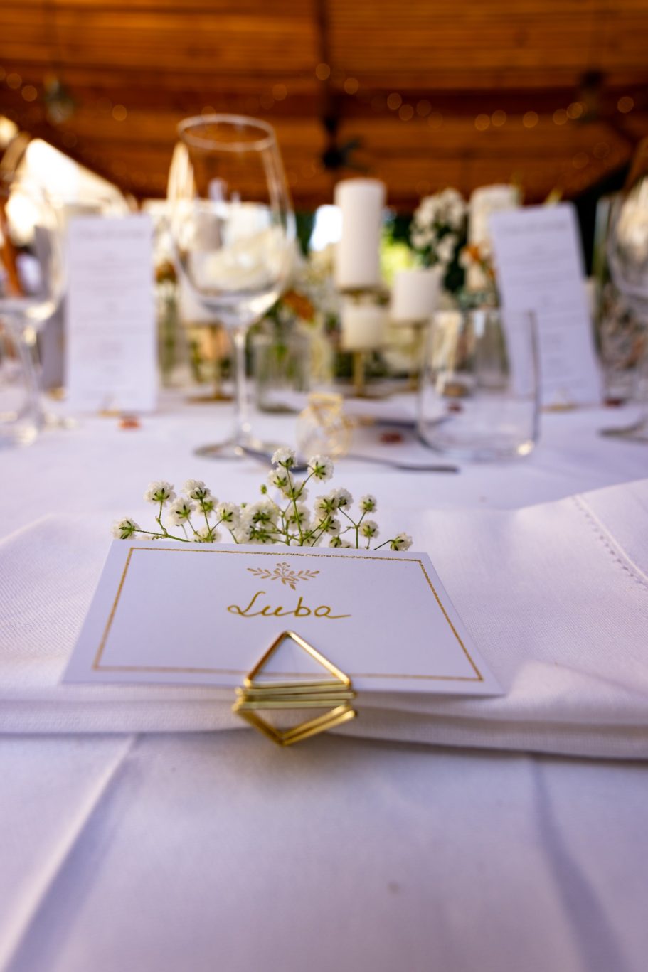 Le décor est raffiné pour le repas de mariage couvert du repas de mariage