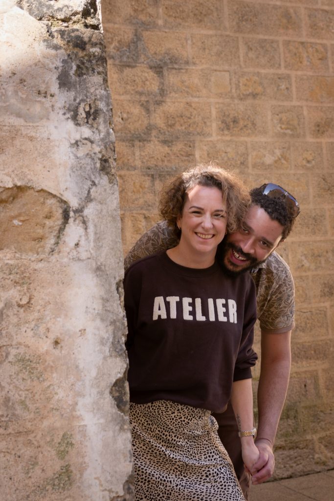 surprise amusante d'un couple aimant jouer avec le photographe