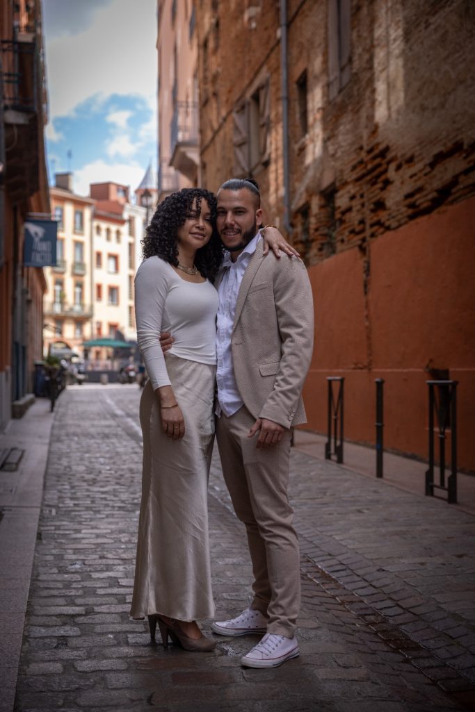Séance couple en jardin fleuri, photographe Occitanie
