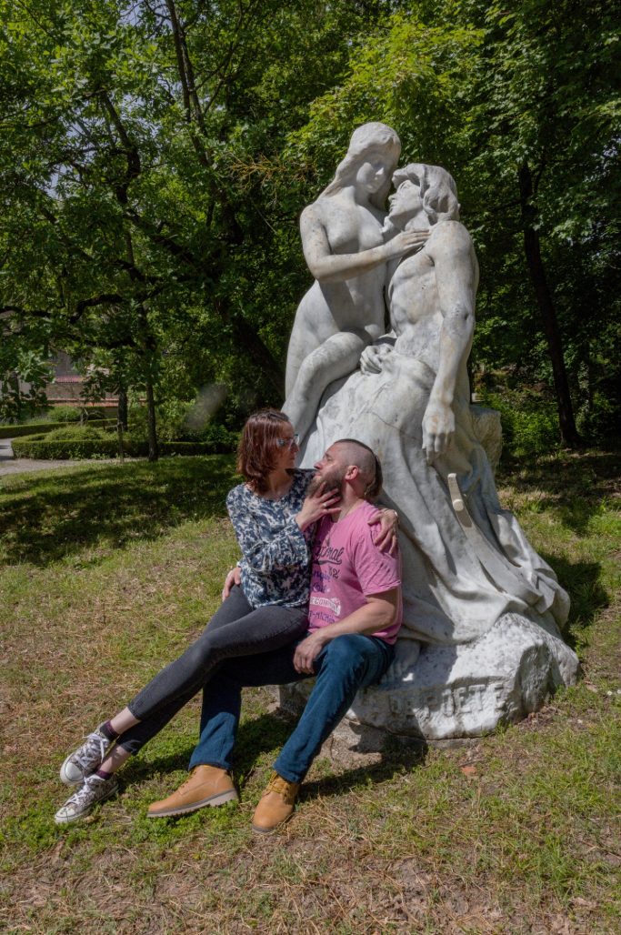 Photographie artistique d'une sculpture de couple enlacé