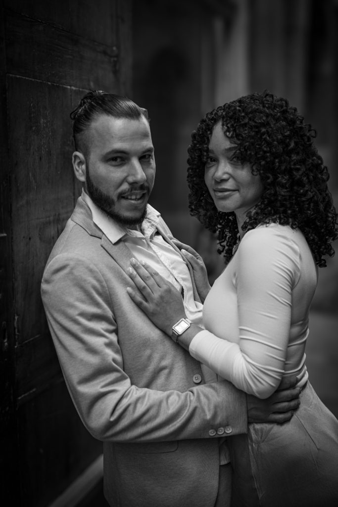 un jeune couple en photo dans ma rue que j'ai surpris