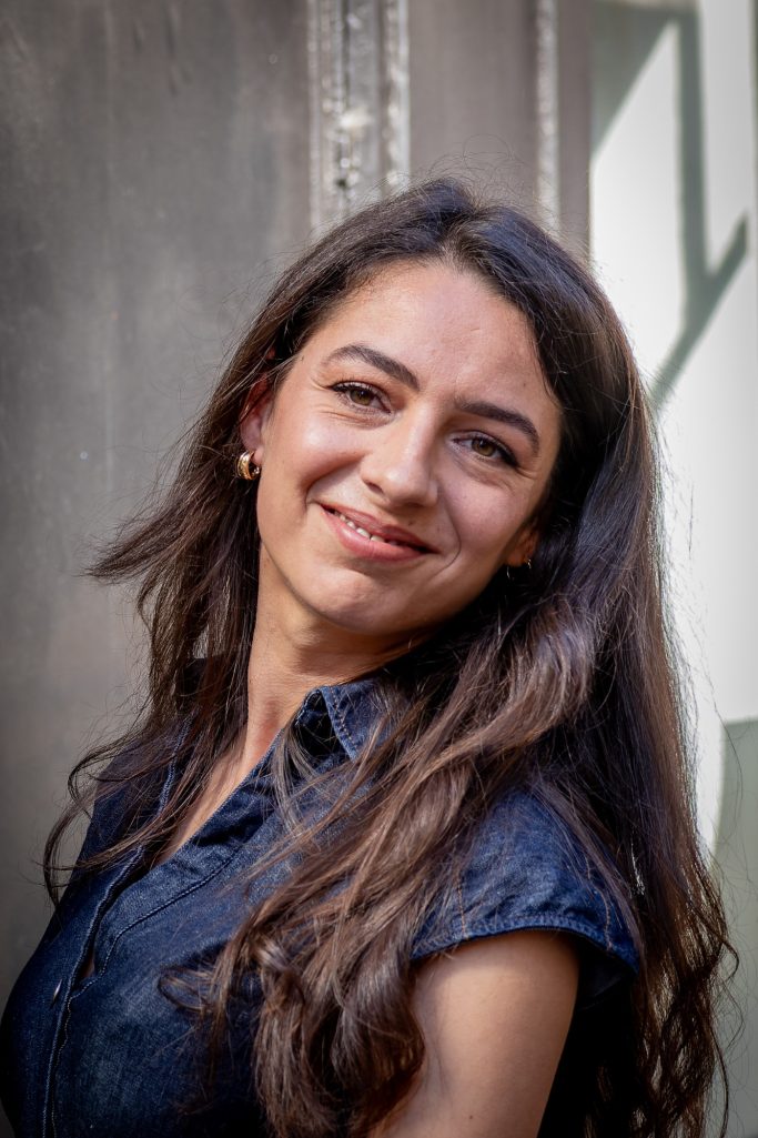 le sourire toujours présent d'une jeune avocate de Toulouse pour se présenter à ses clients