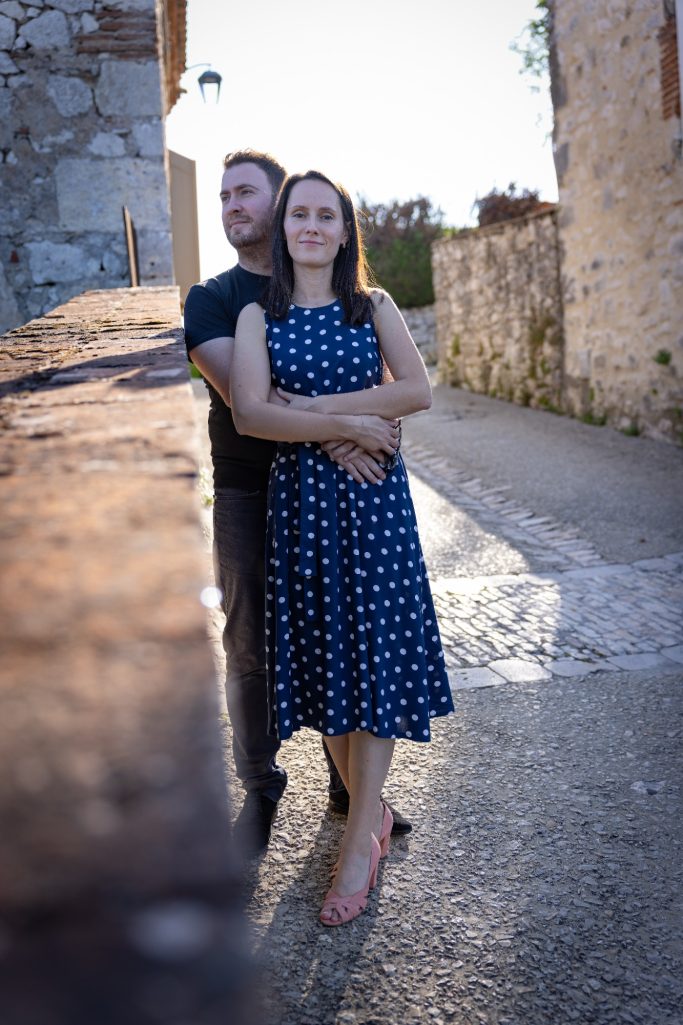 Portrait femme en robe à pois dans une ruelle du sud-ouest