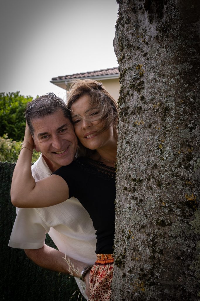 derrière l'arbre se trouve le couple dans un portrait intimiste